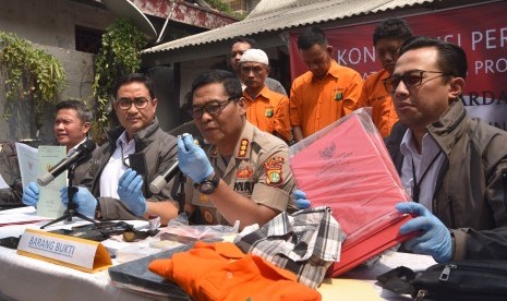 Kabid Humas Polda Metro Jaya, Kombes Pol Argo Yuwono (kedua kanan), Direktur Reserse Kriminal Umum Polda Metro Jaya, Suyudi Ario Seto (kedua kiri) serta sejumlah personel kepolisian memberikan keterangan pers tentang jaringan penipuan properti, di Jalan Tebet Timur Raya, Jakarta Selatan, Senin (5/8/2019). 