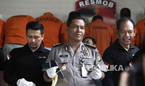 Kabid Humas Polda Metro Jaya Kombes Raden Prabowo Argo Yuwono didampingi jajaran Kanit menujukkan tersangka bersama barang bukti tindak kejahatan saat memberikan keterangan pers di Mapolda Metro Jaya, Jakarta, (12/12).