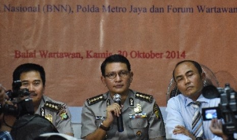 Kepala Bagian Penerangan Umum Divisi Humas Polri, Komisaris Besar Martinus Sitompul (tengah).