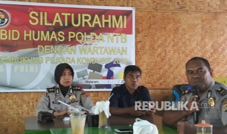 Kabid Humas Polda NTB AKBP Tri Budi saat jumpa pers soal pengamanan pilkada NTB di Lesehan Sukmarasa, Mataram, NTB, Selasa (23/1).