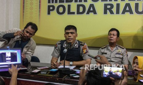 Kabid Humas Polda Riau AKBP Sunarto (tengah) memberikan keterangan kepada sejumlah wartawan tentang penyerangan Mapolda Riau di Pekanbaru, Riau, Rabu (16/5).