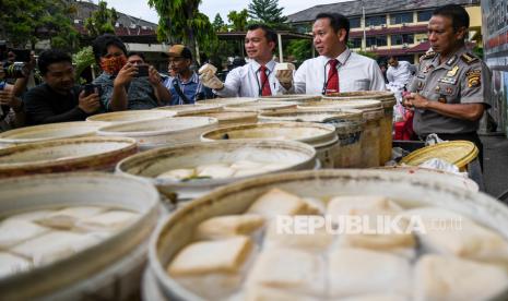 Kabid Humas Polda Sumatera Selatan Kombes Pol Supriadi (kanan) didampingi Direktur Reserse Kriminal Khusus Kombes Pol Anton Setiawan (kedua Kanan), Kasubdit Indagsi AKBP Richard Pakpahan (ketiga kanan) menunjukkan barang bukti saat rilis kasus tahu yang mengandung formalin di Polda Sumatera Selatan, Palembang, Senin (9/3/2020).(Antara/Nova Wahyudi)