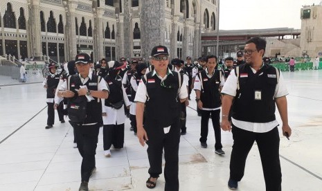 Kabid Linjam PPIH Arab Saudi, Jaetul Muchlis (tengah), meninjau pos-pos yang disediakan oleh Sektor Khusus Masjid Al Haram untuk melayani jamaah haji Indonesia, Kamis (11/7) sore. 