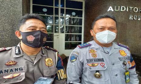 Kabid PDKT Dishub Kota Bandung Asep Kuswara (kanan) dan Plt KBO Satlantas Polrestabes Bandung AKP Anang Suryana menjelaskan tentang penerapan ganjil genap dan penutupan sejumlah ruas jalan di Kota Bandung saat PPKM Level 3.