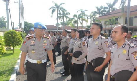 Kabid Propam Polda Riau, Kombes Johanes Setiawan (kiri).