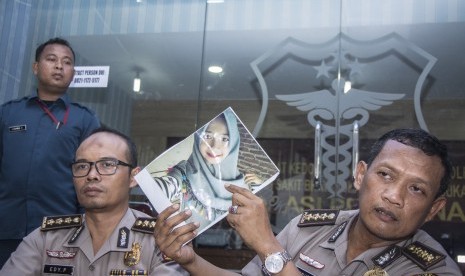 Kabiddokpol Pusdokkes RS Polri yang juga Ketua Tim Disaster Victim Identification (DVI) Kombes Pol Pramujoko (kanan) didampingi Kepala Instalasi Forensik RS Polri Kombes Pol Edi Purnomo (kiri) menunjukkan foto salah seorang korban kebakaran pabrik kembang api yang berhasil diidentifikasi, di Posko Ante Mortem, Instalasi Layanan Disaster Victim Identification (DVI), RS Polri Sukanto Kramat Jati, Jakarta, Jumat (27/10). Tim