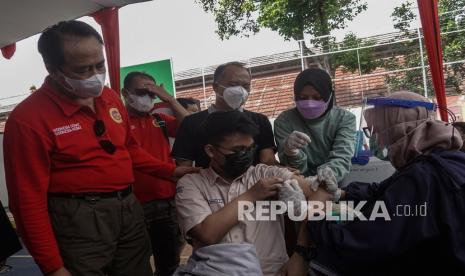 Kabinda Jateng Brigjen TNI Sondi Siswanto (kiri), menyaksikan pelaksanaan vaksinasi COVID-19 bagi pelajar di SMA N 2 Purwokerto, Banyumas, Jawa Tengah, Kamis (16/9/2021). Badan Intelijen Negara (BIN) bekerja sama dengan Dinas Pendidikan dan Dinas Kesehatan Provinsi Jateng, melakukan vaksinasi terhadap pelajar, santri dan masyarakat di Kabupaten Banyumas, Jateng, sebanyak 9000 dosis untuk tahap pertama.