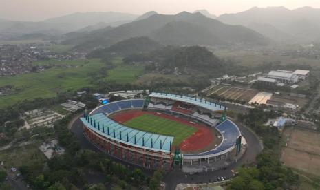 Kabupaten Bandung siap menjadi tuan rumah penyelenggaraan Piala Dunia U-17 FIFA 2023 dengan segala persiapan matang yang telah dilakukan. Kepala Dinas Pemuda dan Olahraga (Dispora) Kabupaten Bandung, Kawaludin menjelaskan perjalanan panjang menuju kesiapan Stadion Si Jalak Harupat untuk menjadi tuan rumah turnamen prestisius ini.