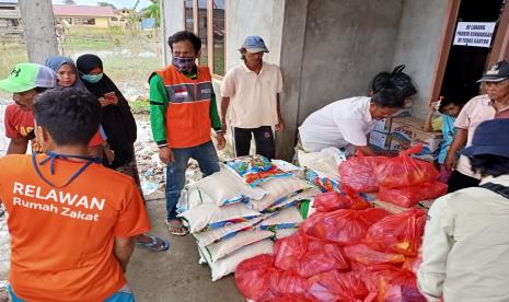 Kabupaten Luwu Utara sampai saat ini masih berduka. Bencana banjir yang menerjang membuat beberapa wilayah luluh lantah dan tidak bisa beraktivitaas. Kali ini, tim Rumah Zakat kembali turun dalam aksi pembagian logistik berupa 30 Karung Beras (10Kg), 30 Dus Air Mineral, 40 Paket Sembako (Gula Pasir, Minyak Goreng, Teh, Garam, Biskuit, Sosis) 30 dos mie instan, Pempers 288 Pcs, 1 dos susu bayi isi 21 pcs, 1 dos popok bayi dan 40 Paket Hygent kit di Desa Limbong Wara Kecamatan Malengkeng Barat. 