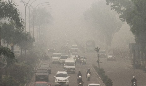 Kabut asap akibat kebakaran hutan dan lahan, di Pekanbaru, Riau, Senin (14/9).