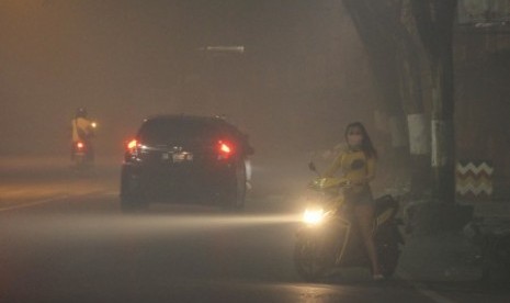 Kabut asap akibat kebakaran hutan dan lahan di sejumlah wilayah Kalsel mengakibatkan kota Banjarmasin terpapar kabut asap. 