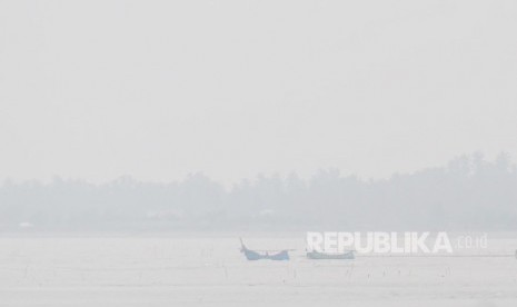 Kabut asap akibat kebakaran hutan dan lahan menyelimuti Kota Lhokseumawe, Aceh, Rabu (18/9/2019). 