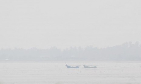 Kabut asap akibat kebakaran hutan dan lahan menyelimuti Kota Lhokseumawe, Aceh, Rabu (18/9/2019). 