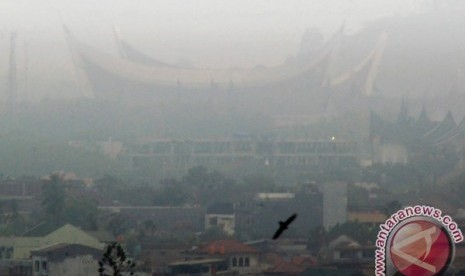  Kabut asap dari Bukit Gado-gado, menyelimuti Kota Padang, Sumbar, sejak Senin (18/6). 