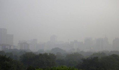 Kabut asap di langit New Delhi, India, Selasa (7/11). Tingkat polusi udara di New Delhi berada dalam level berbahaya. 