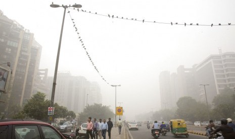 Kabut asap mencapai tingkat berbahaya di New Delhi, India, Rabu (8/11).