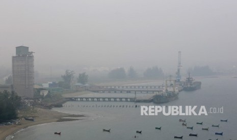 Kabut asap menyelimuti kawasan Pelabuhan Malahayati di Krueng Raya, Aceh Besar, Aceh, Senin (23/9/2019). 