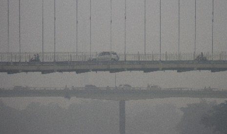 Kabut asap menyelimuti Pekanbaru, Riau, Ahad (11/10).