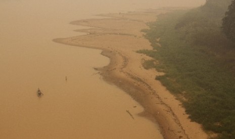 Kabut asap menyelimuti Sungai Kahayan, Palangka Raya, Kalimantan Tengah, Ahad (18/10). 