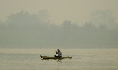 Kabut asap pekat di Desa Kemingking Luar, Taman Rajo, Muarojambi, Jambi, Selasa (6/10).