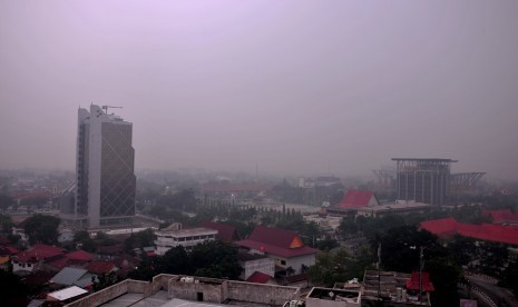  Kabut asap pekat menyelimuti Kota Pekanbaru, Riau, Senin (28/9). 