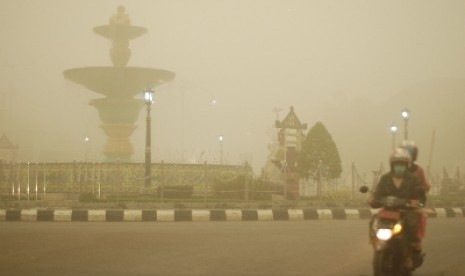 Kabut asap tebal di Muara Teweh, Kabupaten Barito Utara, Kalimantan Tengah, Kamis (22/10).