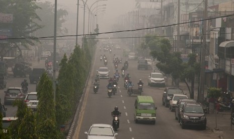 Kabut asap terus menyelimuti Kota Pekanbaru, Riau, Senin (5/10).