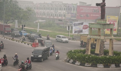 Kabut asap terus menyelimuti Kota Pekanbaru, Riau, Senin (5/10). 