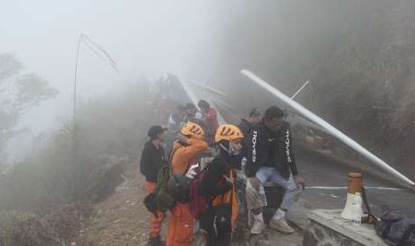  Kabut menyelimuti area lepas landas lomba Gantole Telomoyo Cup 2018 di puncak Gunung Telomoyo, Kabupaten Getasan, Kabupaten Semarang.