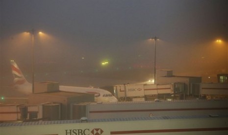 Kabut tebal menyelimuti Bandara Heathrow, London, Ahad, 1 November 2015.