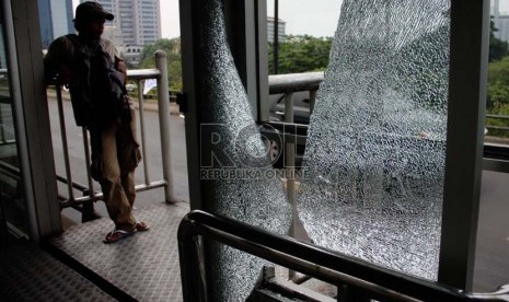   Kaca halte busway yang hancur ditembaki oleh orang tak dikenal, beberapa waktu yang lalu. (Yasin Habibi)