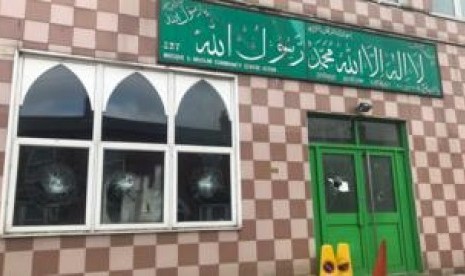 Kaca jendela masjid di Birmingham Inggris diserang dengan palu