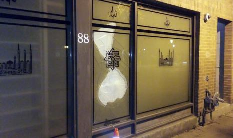 Studi: Mayoritas Warga Quebec Punya Pandangan Negatif Terhadap Islam. Foto: Kaca Masjid Toronto di Kanada yang pecah dirusak orang. Sudah enam kali dalam tiga bulan Masjid Toronto menjadi sasaran perusakan atau vandalisme.