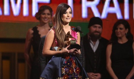 Kacey Musgraves saat menerima penghargaan untuk kategori Best Country Album untuk albumnya bertajuk 