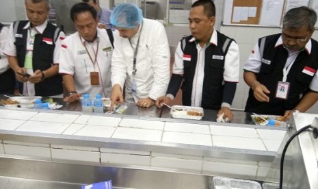 Kadaker Bandara PPIH Aran Saudi (kedua dari kiri) memeriksa masakan katering untuk jamaah Indonesia di Bandara King Abdul Aziz, Jeddah, Senin (23/7)