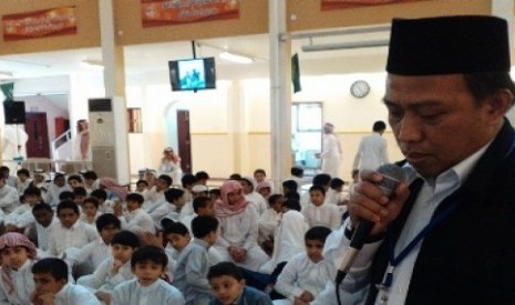 Kadaker Makkah Arsyad Hidayat membacakan sambutan saat berkunjung ke madrasah Al Mutawassithah Al Ashimah An Namudzajiyah di Aziziah, Makkah, Arab Saudi