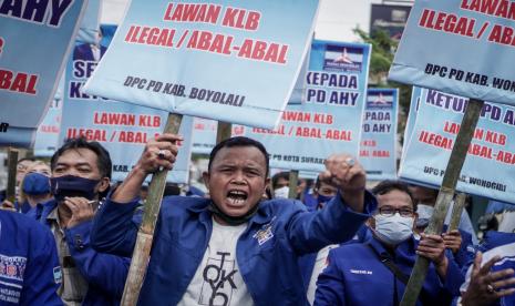 Kader dan Pengurus Dewan Pimpinan Cabang (DPC) Partai Demokrat Soloraya melakukan aksi turun ke jalan Menolak Kongres Luar Biasa (KLB) di jalan Adi Sucipto, Karanganyar, Jawa Tengah, Rabu (10/3/2021). Aksi tersebut sebagai bentuk penolakan KLB Partai Demokrat di Deli Serdang, Sumatera Utara yang memilih Moeldoko sebagai Ketua Umum dan tetap mendukung Agus Harimurti Yudhoyono (AHY) sebagai Ketua Umum Partai Demokrat.