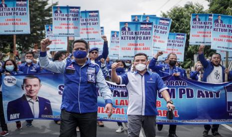 Kader dan Pengurus Dewan Pimpinan Cabang (DPC) Partai Demokrat Soloraya melakukan aksi turun ke jalan Menolak Kongres Luar Biasa (KLB) di jalan Adi Sucipto, Karanganyar, Jawa Tengah, Rabu (10/3/2021). Aksi tersebut sebagai bentuk penolakan KLB Partai Demokrat di Deli Serdang, Sumatera Utara yang memilih Moeldoko sebagai Ketua Umum dan tetap mendukung Agus Harimurti Yudhoyono (AHY) sebagai Ketua Umum Partai Demokrat. (ilustrasi)