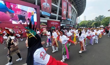 Kader dan simpatisan PDI Perjuangan (PDIP) melaksanakan flashmob menyambut puncak peringatan Bulan Bung Karno (BBK) 2023 di Stadion Gelora Bung Karno (GBK), Senayan, Jakarta, Sabtu (24/6/2023).