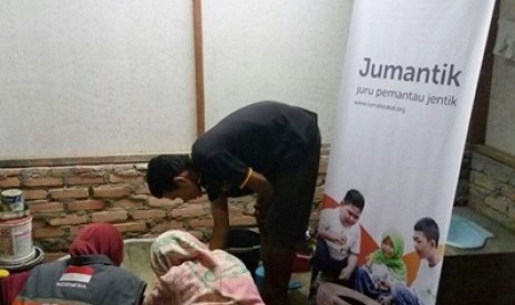 Kader jumantik kunjungi rumah warga (ilustrasi). Memasuki musim pancaroba, Pemerintah Kota (Pemkot) Depok bersama tim kesehatan mulai menggencarkan pemantauan jentik nyamuk di berbagai wilayah. Pemantauan dilakukan langsung dari rumah ke rumah yang saat ini, salah satunya dilaksanakan di Kelurahan Depok Jaya, Kecamatan Pancoran Mas, Kota Depok.