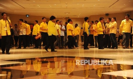 Sejumlah kader meninggalkan ruangan usai mengikuti penutupan Rapimnas Partai Golkar di Jakarta, Senin (25/1) malam. (Republika/Tahta Aidilla)