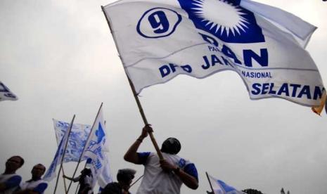 Kader mengibarkan bendera Partai Amanat Nasional (PAN). Meski belum resmi mengumumkan, PAN agaknya cenderung mendukung capres Prabowo dari Gerindra.