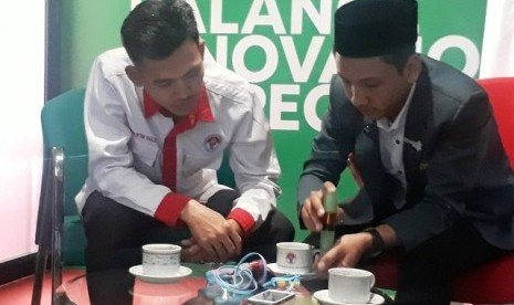 Kader muda Ikatan Pelajar Nahdlatul Ulama (IPNU) Wonosobo, Ravi Ramadhani saat mendapatkan Anugerah Pemuda Hebat dari Kemenpora di Jakarta, Senin (30/9). 