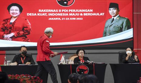 Kader Partai Demokrasi Indonesia Perjuangan (PDIP) yang juga Gubernur Jawa Tengah Ganjar Pranowo (kedua kiri) bersiap untuk memberikan naskah rekomendasi eksternal kepada Ketua Umum PDIP Megawati Soekarnoputri (kedua kanan) disaksikan Ketua DPP Bidang Politik Puan Maharani (kanan) dan Ketua DPP Bidang Ekonomi Kreatif dan Ekonomi Digital Prananda Prabowo (kiri) saat Penutupan Rakernas II PDIP di Sekolah Partai, Lenteng Agung, Jakarta, Kamis (23/6/2022).Dalam Rakernas II PDIP tersebut menghasilkan empat rekomendasi eksternal yaitu Ideologi Pancasila, Sistem Politik dan Pemilu 2024, Pembangunan Desa, Pemenangan Pemilu, dan Agenda Startegis Partai.