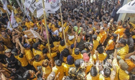 Kader Partai Hanura melakukan aksi dorong dengan pihak keamanan saat unjuk rasa di halaman kantor KPU Pusat, Jakarta, Kamis (20/12). P