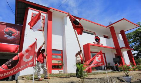 Kader Partai PDI mengibarkanPerjuangan  bendera merah putih dan bendera partai di depan kantor Dewan Pimpinan Daerah (DPD) PDI Perjuangan Aceh yang baru diresmikan dan dihadiri mantan Sekjen PDI-P yang juga Menpan RB Tjahjo Kumolo di kantor Dewan Pimpinan Daerah (DPD) PDI Perjuangan di Banda Aceh, Aceh, Kamis (28/10/2021). Selain menghadiri peresmian kantor (DPD) PDIP Aceh, Tjahjo Kumolo juga mengunjungi tempat pelayanan publik di ibu kota Provinsi Aceh.