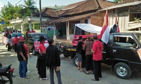 Kader PDIP saat berkampanye untuk pasangan Gus Ipul-Puti di Pilkada Jatim