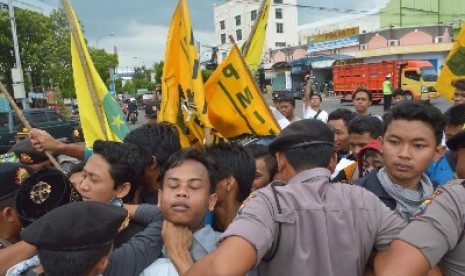 Kader Pergerakan Mahasiswa Islam Indonesia (PMII) demo kedatangan Presiden Jokowi di Ngawi, Jatim, Jumat (30/1). 