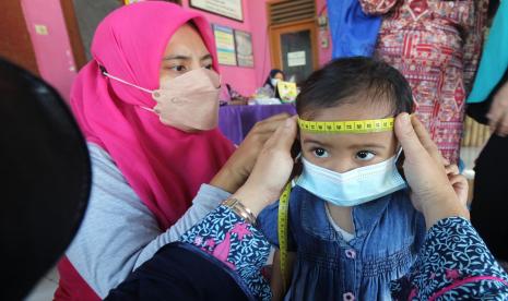 Kader PKK mengukur lingkar kepala balita di Posyandu Bougenvile, Pemancar, Depok, Jawa Barat. PDIP Depok sebut program makanan anak stunting di Kota Depok belum tercapai.