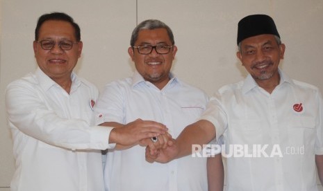 Kader PKS Jawa Barat yang juga Gubernur Jawa Barat Ahmad Heryawan (tengah), Bakal Calon Gubernur Jawa Barat Sudrajat (kiri) dan Bakal Calon Wakil Gubernur Jawa Barat Ahmad Syaikhu (kanan) berfoto bersama usai Silahturahmi Bersama pasangan Kang Ajat dan Kang Syaikhu (Asyik), di Bandung, Jawa Barat, Ahad (21/1).